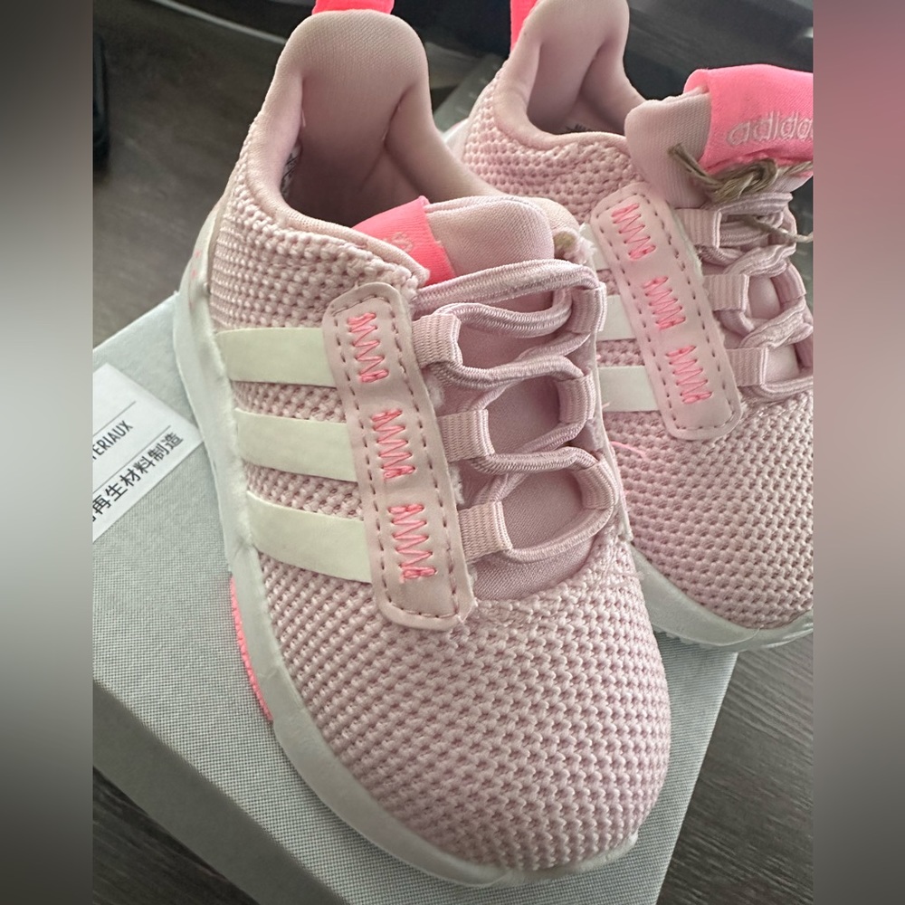Brand new in the original box. Adidas Racer TR21, running course A pied.